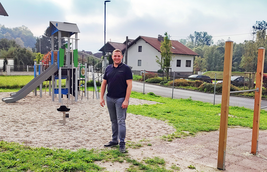 PRO Obmann Christoph Schmalzer am Kinderspielplatz